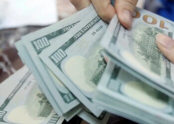 Dólar supera R$ 5 e bolsa cai quase 2% em dia de turbulência