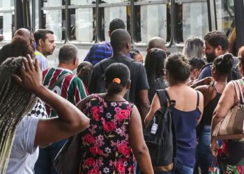 Número de pessoas em busca de emprego há dois anos ou mais cai 21,7%