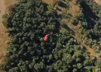 Vídeo mostra momento da queda de piloto de parapente que morreu no interior de SP